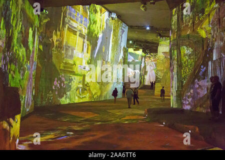 Die multimediale Präsentation Träger de Lumières Projekte Bilder in einem alten Steinbruch Bauxit in Les Baux Provence in Frankreich Stockfoto