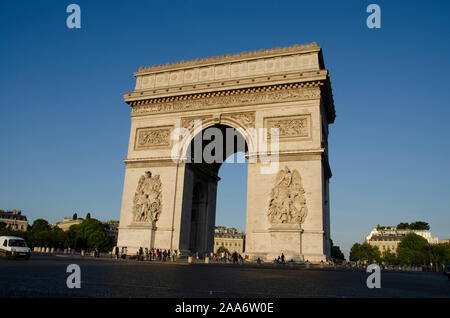 PARIS, Frankreich, Europa, Juli 2019, Menschen auf der Straße der Champs Elysee zu Arc de Triomphe Stockfoto