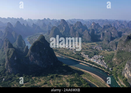 Yangshuo. Nov, 2019 19. Luftbild am 19.11.2019 zeigt eine Ansicht entlang der Fluss Lijiang in Guilin, South China Guangxi Zhuang autonomen Region berücksichtigt. Quelle: Cao Yiming/Xinhua/Alamy leben Nachrichten Stockfoto