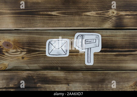 Papier skizziert Skizzen mit Mail-themed Buchstaben auf Holz- Stockfoto