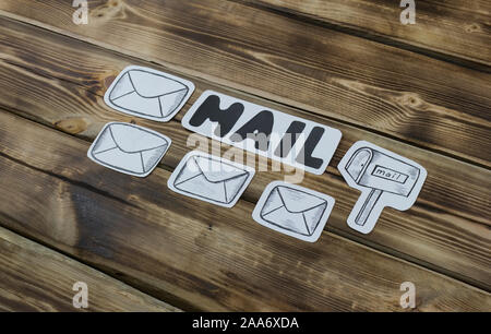 Papier skizziert Skizzen mit Mail-themed Buchstaben auf Holz- Stockfoto