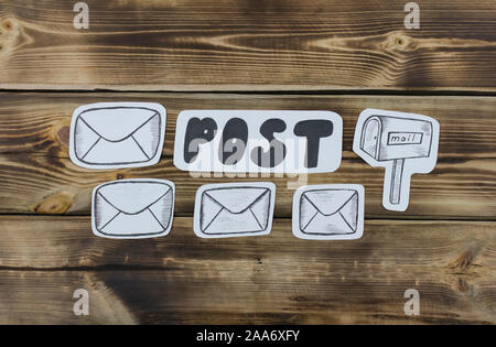 Papier skizziert Skizzen mit Mail-themed Buchstaben auf Holz- Stockfoto