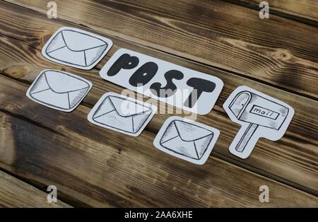 Papier skizziert Skizzen mit Mail-themed Buchstaben auf Holz- Stockfoto