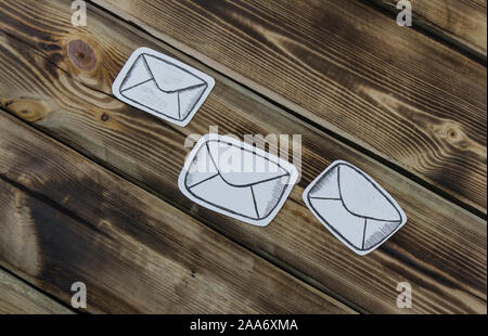 Papier skizziert Skizzen mit Mail-themed Buchstaben auf Holz- Stockfoto