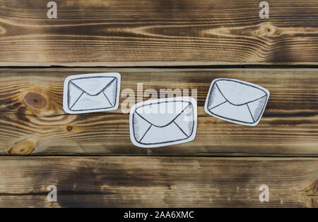 Papier skizziert Skizzen mit Mail-themed Buchstaben auf Holz- Stockfoto