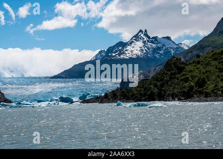 Kreuzfahrt graue See im Torres del Paine Nationalpark, Patagonien, Chile. Stockfoto