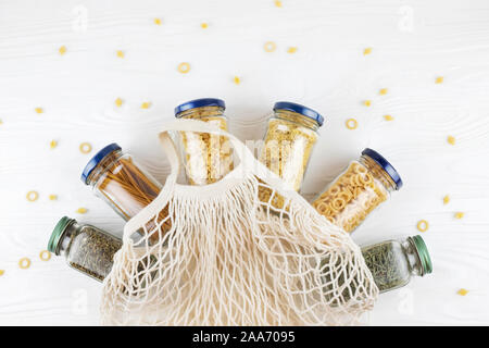 Nudeln und Gewürzen in Netzbeutel. Null Abfall Konzept, einfache Leben Stil. Stockfoto