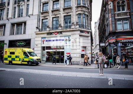 LONDON, Großbritannien - 5. Mai 2019 HSBC Zeichen auf einer Bank in London. Die Oxford Street, der Haupteinkaufsstraße. Stockfoto