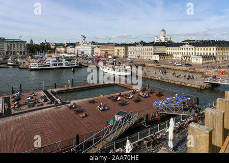 Allas Meer Pool deck und Meerwasser Pool von Allas Café & Terrasse in Helsinki, Finnland gesehen Stockfoto