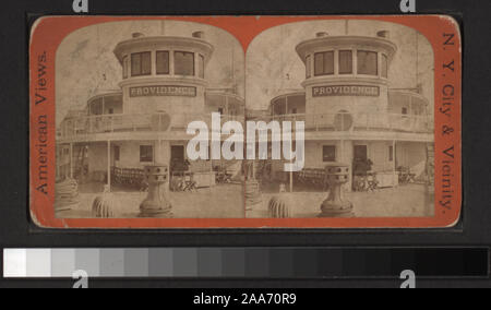 Mit einer Hand - farbige Anzeigen. Robert Dennis Sammlung von stereoskopische Ansichten. Einige Ansichten haben steuerstempel angebracht. Titel von Cataloger'. Blick auf den Hafen von New York: Fähren, Segelschiffe, Piers und Kaianlagen, Dampfschiffe, einschließlich der Vorsehung und mit Blick auf den Innenbereich, schwebenden Getreidesilos, Lastkähne, Werften, Männer aus dem französischen Mann-von-Krieg Landung in einem dory an der Batterie, die US Barge Office und den Versand news Büro des New York Herald, der Fuß der Whitehall Street, Soldaten auf einen italienischen Mann-von-Krieg mit Bajonetten, Fort Lafayette, Governors Island.; Bug des sound Dampfgarer Stockfoto