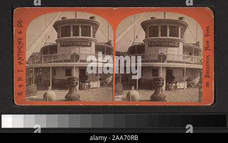 Mit einer Hand - farbige Anzeigen. Robert Dennis Sammlung von stereoskopische Ansichten. Einige Ansichten haben steuerstempel angebracht. Titel von Cataloger'. Blick auf den Hafen von New York: Fähren, Segelschiffe, Piers und Kaianlagen, Dampfschiffe, einschließlich der Vorsehung und mit Blick auf den Innenbereich, schwebenden Getreidesilos, Lastkähne, Werften, Männer aus dem französischen Mann-von-Krieg Landung in einem dory an der Batterie, die US Barge Office und den Versand news Büro des New York Herald, der Fuß der Whitehall Street, Soldaten auf einen italienischen Mann-von-Krieg mit Bajonetten, Fort Lafayette, Governors Island.; Bug des sound Dampfgarer Stockfoto