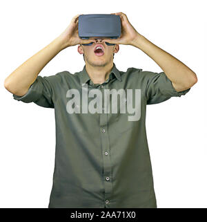 Junger Mann im Hemd genießt und in der virtuellen Realität überrascht Gläser vor weißem Hintergrund isoliert Stockfoto
