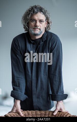 Erscheinungsdatum: Dezember 25, 2019 TITEL: Das Lied von Namen Studio: Sony Pictures Classics REGISSEUR: Francois Girard PLOT: Tim Roth und Clive Owen Stern in einer emotionalen Detektivgeschichte, verteilt auf zwei Kontinenten und ein halbes Jahrhundert. Unter Betäubung und pulsierenden musikalischen Offenbarungen des Film brennen die Schrecken eines Krieges und die verlorenen Seelen aus der Geschichte ausgelöscht. STARRING: Regisseur FRANCOIS GIRARD. (Bild: © Sony Pictures Classics/Entertainment Bilder) Stockfoto