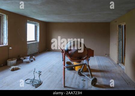 Renovierung, Erweiterung einer Wohnung, mörtelmischer in einem frisch verputzt, Mecklenburg-Vorpommern, Deutschland Stockfoto