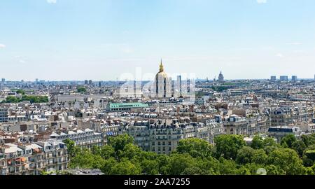 Stadtblick, Aussicht vom Eiffelturm bis die goldene Kuppel der Kapelle von Saint-Louis-des-Invalides, Hotel des Invalides, Paris, Frankreich Stockfoto