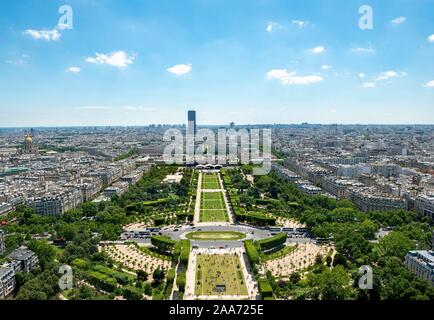 Stadtbild, Aussicht vom Eiffelturm über Parc du Champ de Mars, Montparnasse Tower hinter, Paris, Ile-de-France, Frankreich Stockfoto