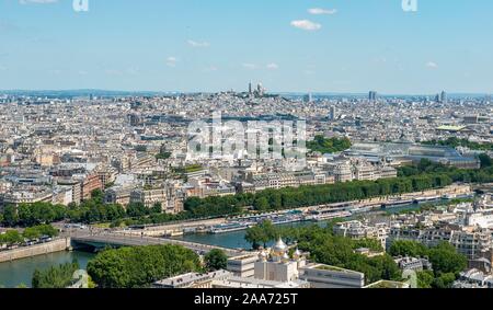 Blick auf die Stadt mit Seine, Grand Palais und die Basilika Sacre-Coeur, Aussicht vom Eiffelturm, Paris, Frankreich Stockfoto