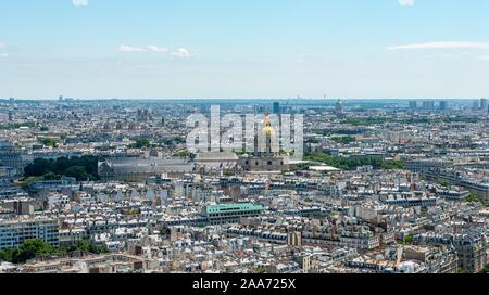 Stadtblick, Aussicht vom Eiffelturm bis die goldene Kuppel der Kapelle von Saint-Louis-des-Invalides, Hotel des Invalides, Paris, Frankreich Stockfoto