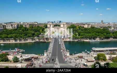 Blick vom Eiffelturm auf die Jardins du Trocadero mit Brücke Pont d'Iena und den Fluss Seine, Paris, Frankreich Stockfoto