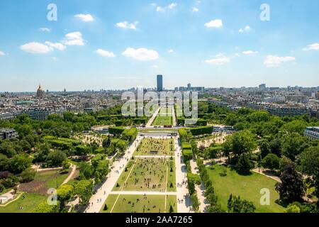 Stadtbild, Aussicht vom Eiffelturm über Parc du Champ de Mars, Montparnasse Tower hinter, Paris, Ile-de-France, Frankreich Stockfoto