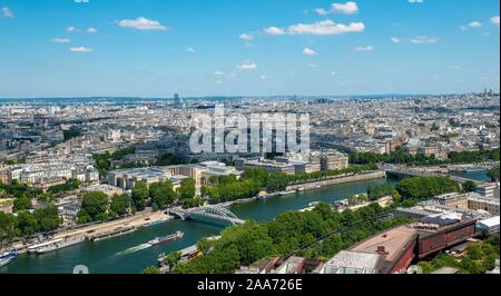 Blick auf die Stadt mit Seine und Fußgängerbrücke Passerelle Debilly, Aussicht vom Eiffelturm, Paris, Frankreich Stockfoto