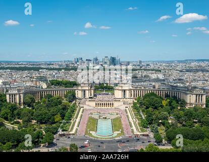 Blick vom Eiffelturm auf die Jardins du Trocadéro, Paris, Frankreich Stockfoto