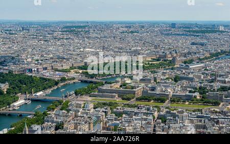 Blick auf das Musée du Louvre, Blick auf die Stadt mit dem Fluss Seine, ein Blick vom Eiffelturm, Paris, Frankreich Stockfoto