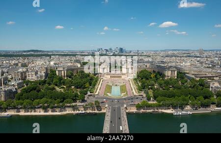 Blick vom Eiffelturm auf die Jardins du Trocadero mit Brücke Pont d'Iena und den Fluss Seine, Paris, Frankreich Stockfoto