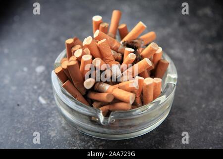 Aschenbecher voller Zigaretten, Belgien Stockfoto