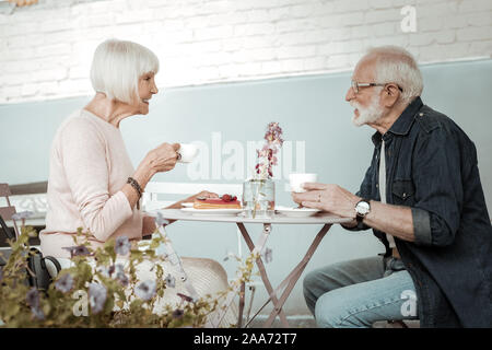 Positive schönes Alter Leute trinken Kaffee zusammen Stockfoto