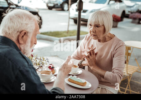 Unglücklich düstere Frau an ihren Mann suchen Stockfoto