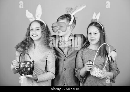 Ostern Aktivität und Spaß. Freunde Zusammen Spass haben am Ostersonntag. Kinder mit Körbchen bereit Jagd für Ostereier. Bereit für Eier Jagd. Gruppe Kinder Hasenohren Zubehör feiern Ostern. Stockfoto