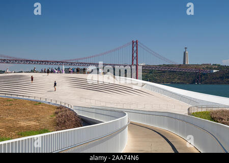 Museum für Kunst, Architektur und Technologie (MAAT) Aussichtsplattform auf dem Dach, den Fluss Tejo und die Brücke "25 de Abril" und Cristo Rei Monument in Lissabon. Stockfoto