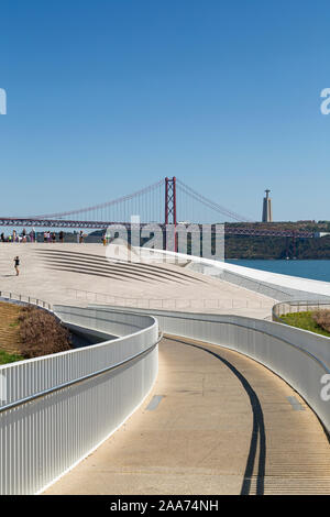 Museum für Kunst, Architektur und Technologie (MAAT) Aussichtsplattform auf dem Dach, den Fluss Tejo und die Brücke "25 de Abril" und Cristo Rei Monument in Lissabon. Stockfoto
