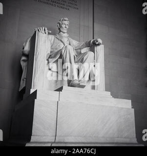 1960, historische, die sitzende Figur von Abraham Lincoln in Washington DC, USA. Im Georgischen Marmor von Daniel Chester French 1920 modelliert, die große 170-Tonnen schwere Statue sitzt in dem Lincoln Memorial. Stockfoto