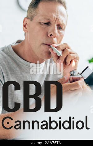 Reifer mann Beleuchtung bis Blunt mit medizinischem Cannabis zu Hause in der Nähe von CBD Abbildung Stockfoto