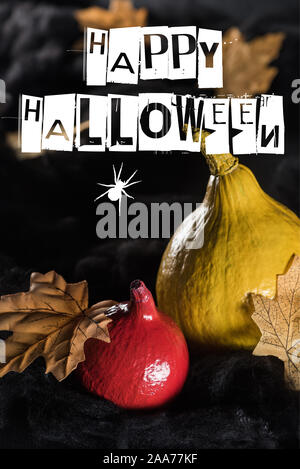 Reife Kürbisse in der Nähe von Maple trocken gelbe Blätter auf schwarzen Hintergrund mit Happy Halloween Abbildung Stockfoto