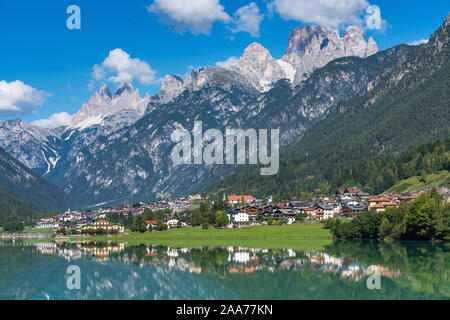 See Santa Caterina oder Auronzo See - ein künstlicher See in der Nähe der Stadt Auronzo di Cadore in den Dolomiten in der Provinz Belluno, Italien Stockfoto