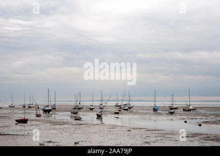 Boote auf dem Wattenmeer bei Ebbe an Leigh-on-Sea, Essex, Großbritannien Stockfoto