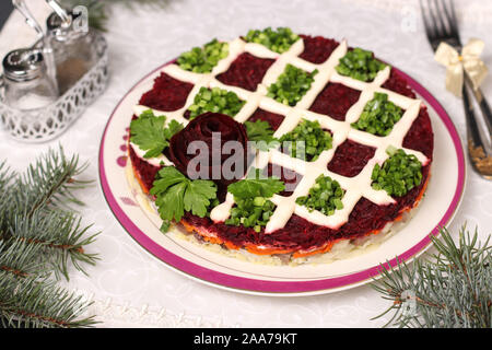 Traditionelle russische Urlaub salat Hering unter einem Pelzmantel auf einem Weihnachten Hintergrund, horizontale Ausrichtung Stockfoto