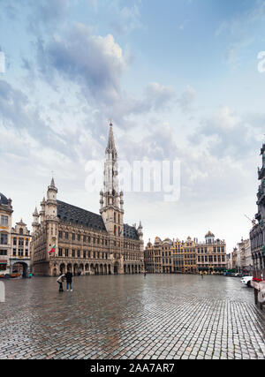 Panorama der Marktplatz oder Grand Place in Brüssel im Herbst Regenwetter, Belgien Stockfoto