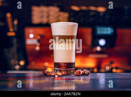 Hot Latte macchiato Kaffee mit Haselnuss Sirup Stockfoto