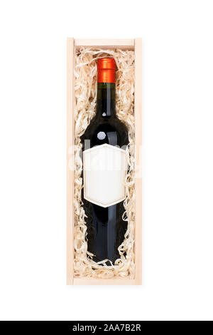 Öffnen Holzkiste mit Wein Flasche mit leeres Etikett gefüllt mit shreded Papier/Stroh. Auf weiß isoliert. Beschneidungspfad enthalten. Stockfoto