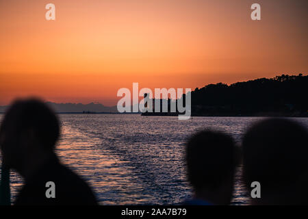 Dramatische Sicht auf die Touristen vor Ort Castello di Miamare (Schloss Miramare) in Triest, Italien, an der Mittelmeer Küste in Europa beim Sonnenuntergang. Vi. Stockfoto