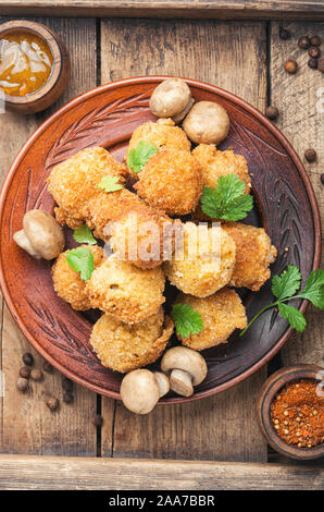 Champignon Champignons paniert. Panierte Champignons in einem vintage Holz- fach Stockfoto