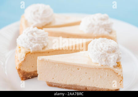 Stücke von köstliche hausgemachte Zitronen-Käsekuchen auf Platte hautnah Stockfoto