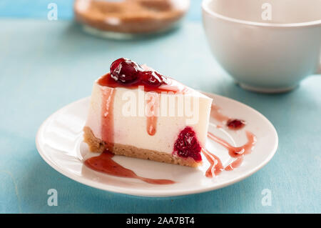 Käsekuchen keine Backen mit Erdbeermarmelade auf der Platte closeup Stockfoto