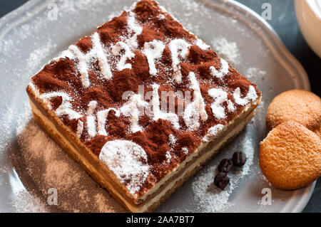 Tiramisu kuchen Tiramisu Torte mit der Aufschrift Happy Birthday Ansicht von oben Ansicht von oben eingerichtet Stockfoto