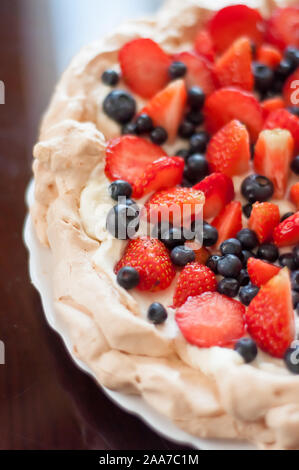 Pavlova Dessert mit Himbeeren und Blaubeeren, Ansicht von oben Stockfoto