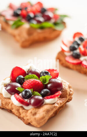 Pavlova Dessert mit Himbeeren und Blaubeeren, Ansicht von oben Stockfoto